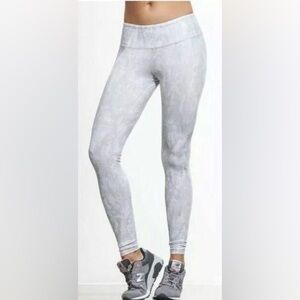 Alo airbrushed high waist leggings. Worn once. Beautiful and in new condition.